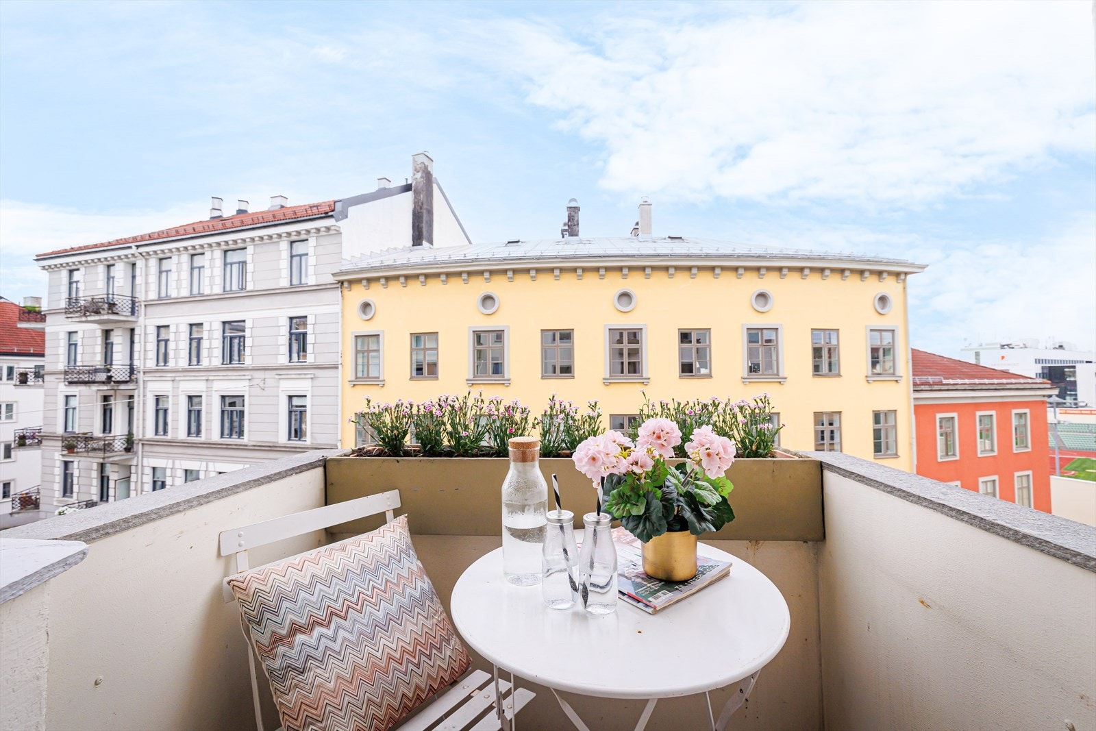 Balkong vender mot syd med sol fra ca. kl. 10:00 til 19:00 Galleribilde