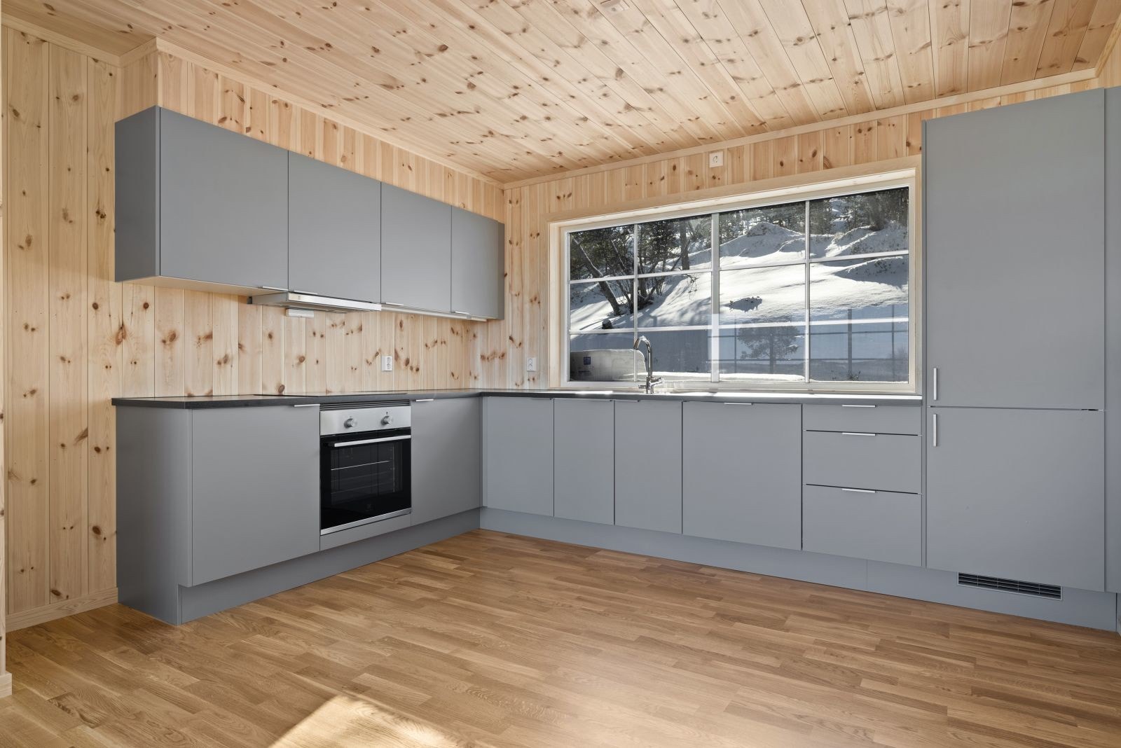 Hvitevarene består av induksjonstopp, stekeovn, oppvaskmaskin og kjøl/frys. Galleribilde
