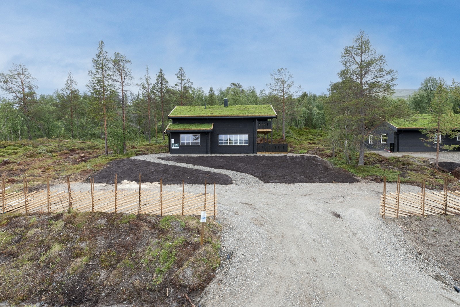 Det er parkering på egen gruslagt gårdsplass. Galleribilde