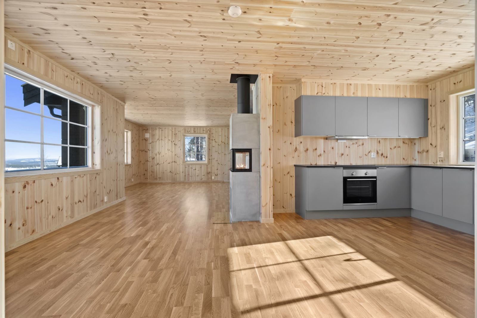 Den topp moderne kjøkkeninnredningen er fra Sigdal og har integrerte hvitevarer fra Electrolux. Galleribilde