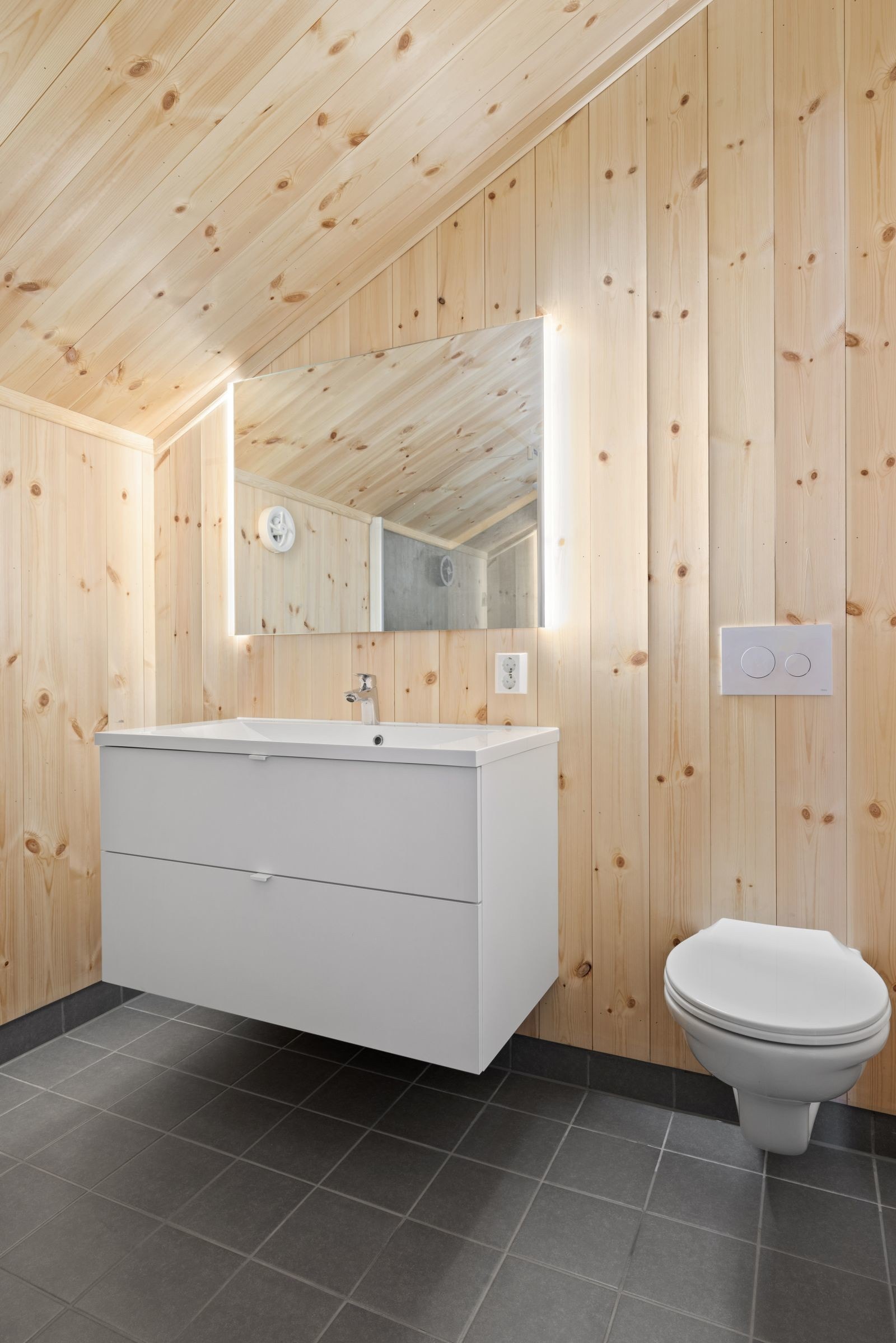På badet er det også gulvvarme, toalett og en stilren baderomsinnredning fra Sigdal. Galleribilde