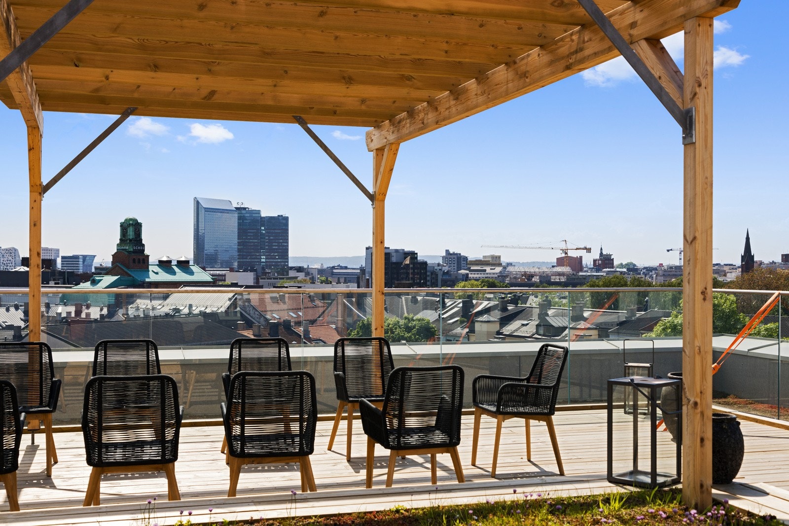 Tilgang til felles møblert takterrasse på toppen av nabobebyggelse i samme sameie Galleribilde