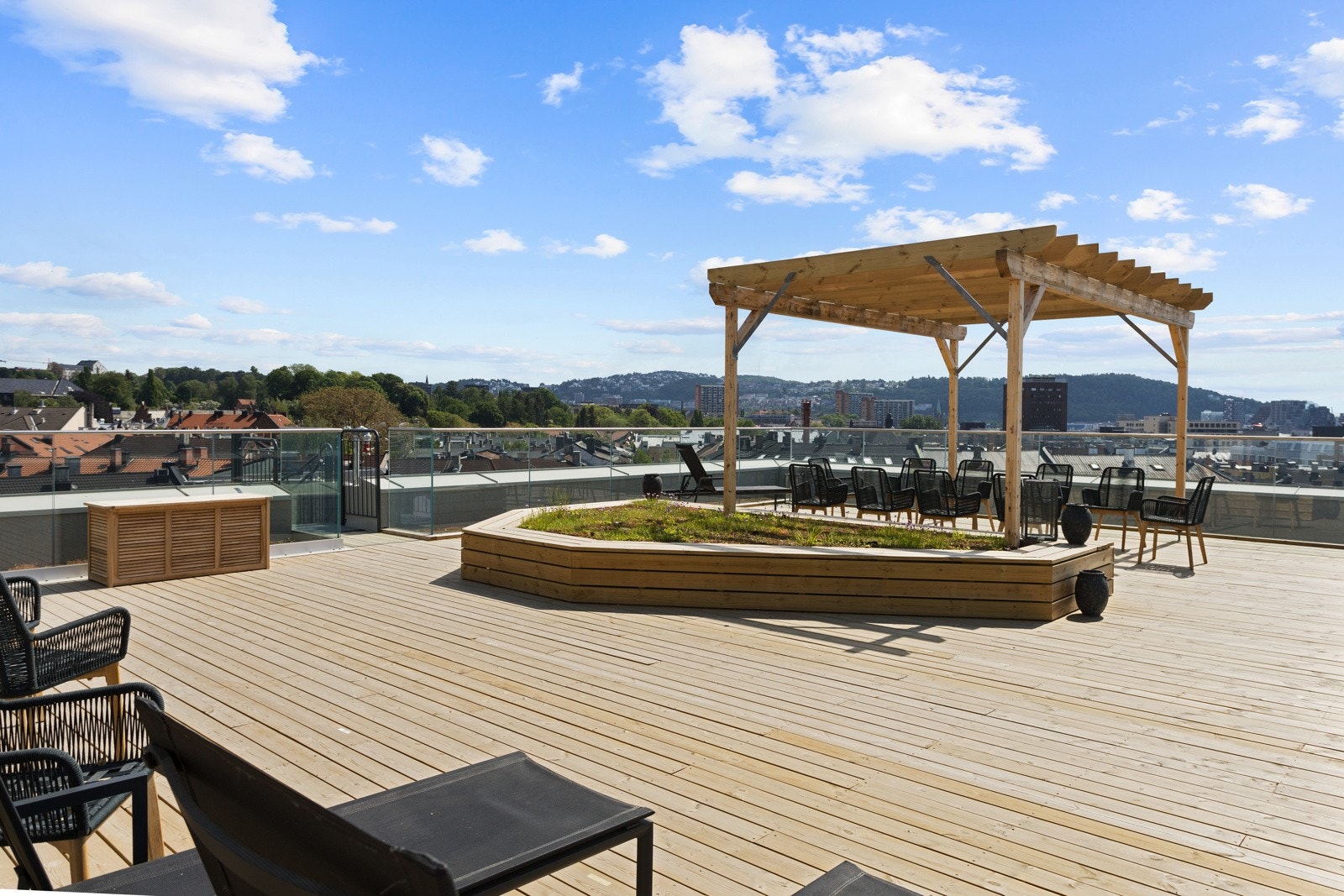 Tilgang til felles møblert takterrasse på toppen av nabobebyggelse i samme sameie Galleribilde