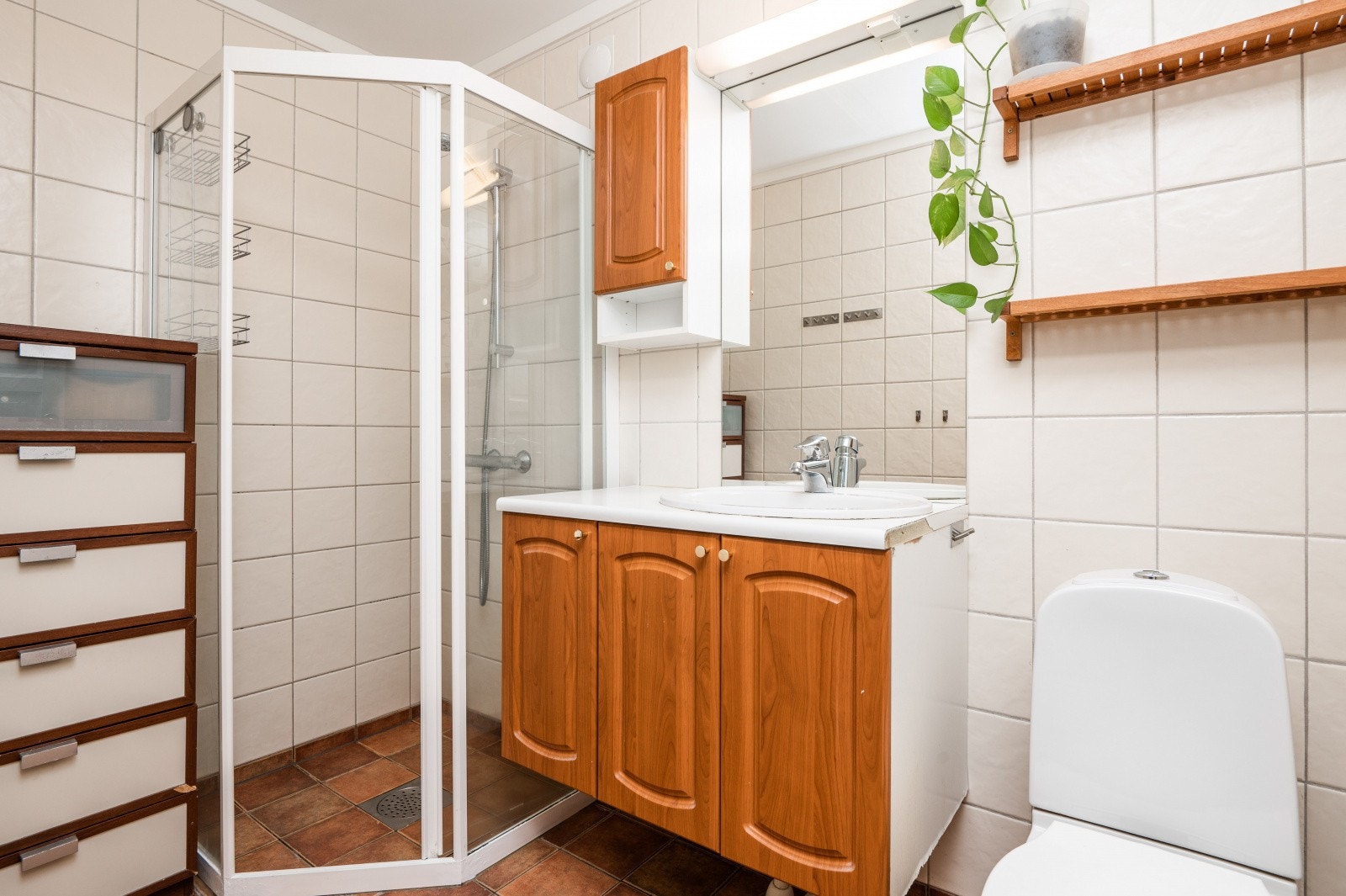 Det flislagte badet har blitt sammenslått med tidligere toalettrom. Galleribilde