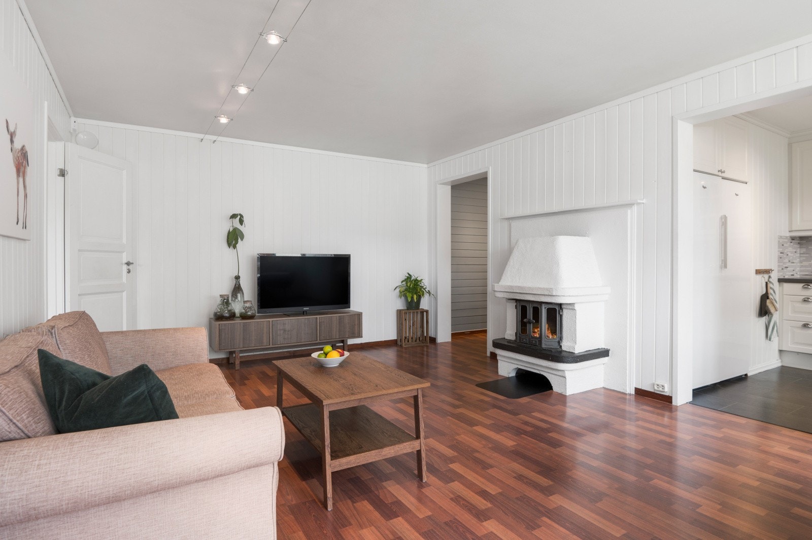 Felleskostnadene inkluderer bl.a TV, internett (fiber), trappevask og kommunale avgifter. Galleribilde