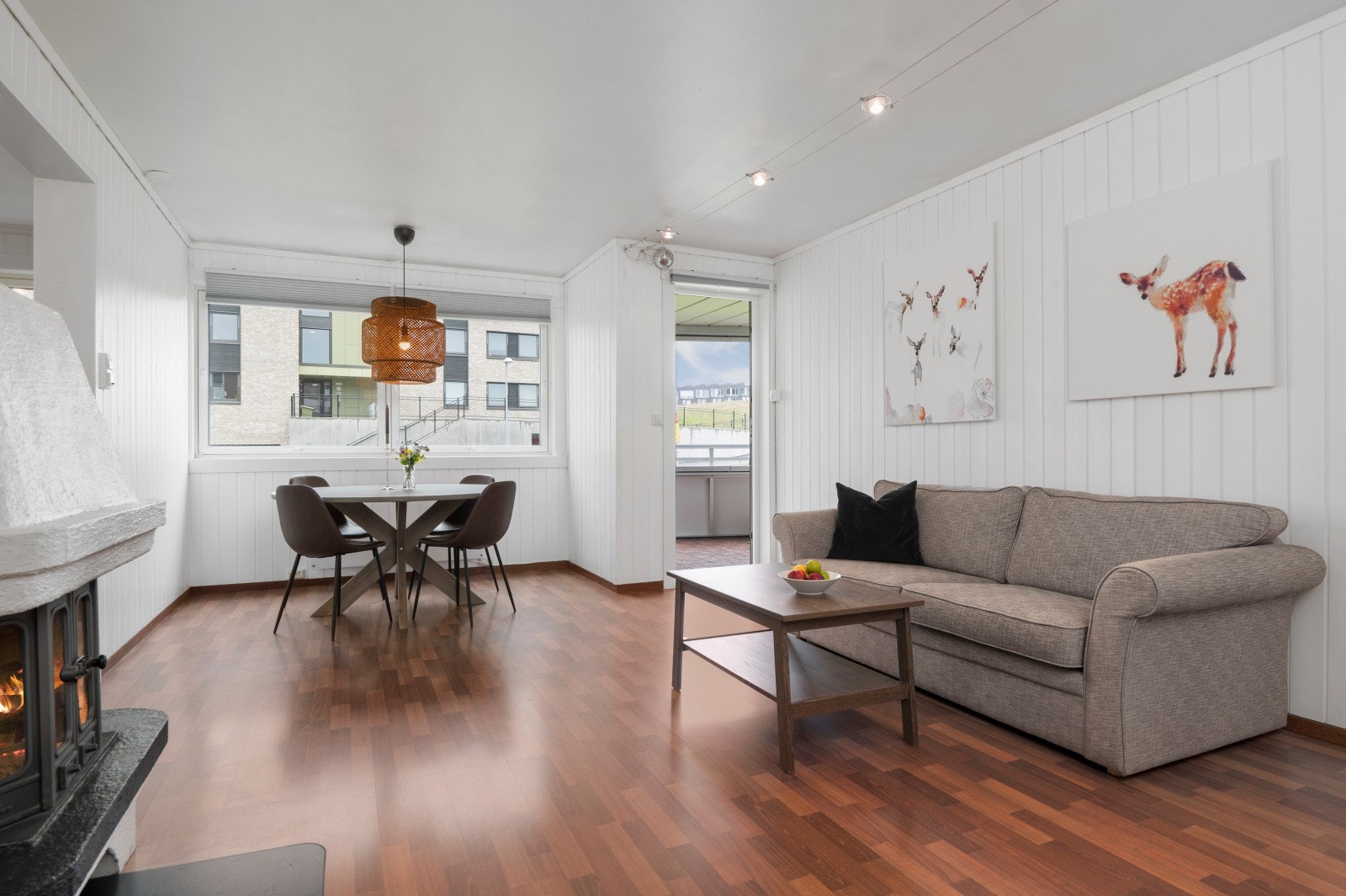 Store vindusflater er en gjenganger i leiligheten, og dette bidrar til et godt lysinnslipp. Galleribilde