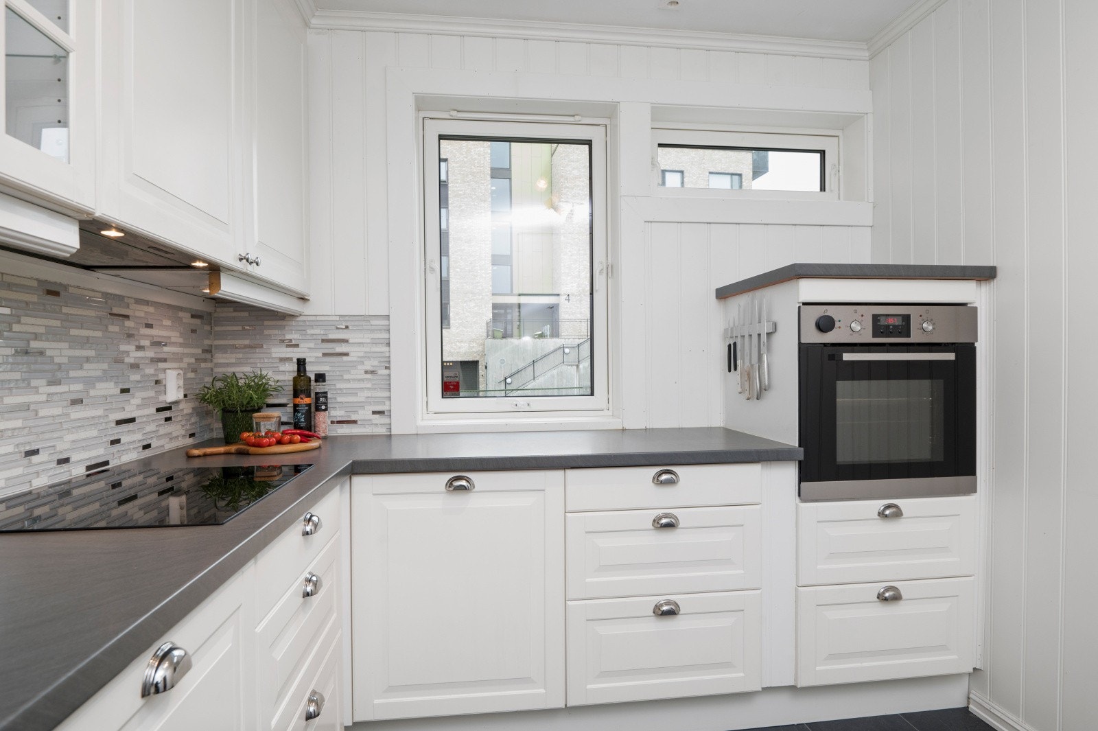 Kjøkkenet har rikelig med skap- og benkeplass. Galleribilde