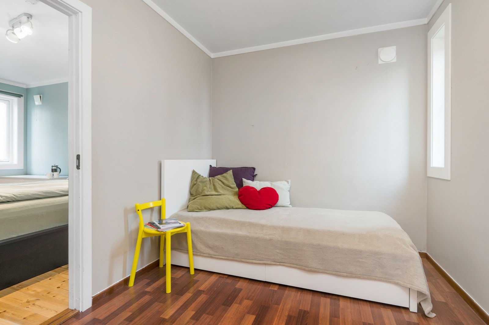 I enden av soveromsgang er det etablert et kontor/tredje soverom. Galleribilde