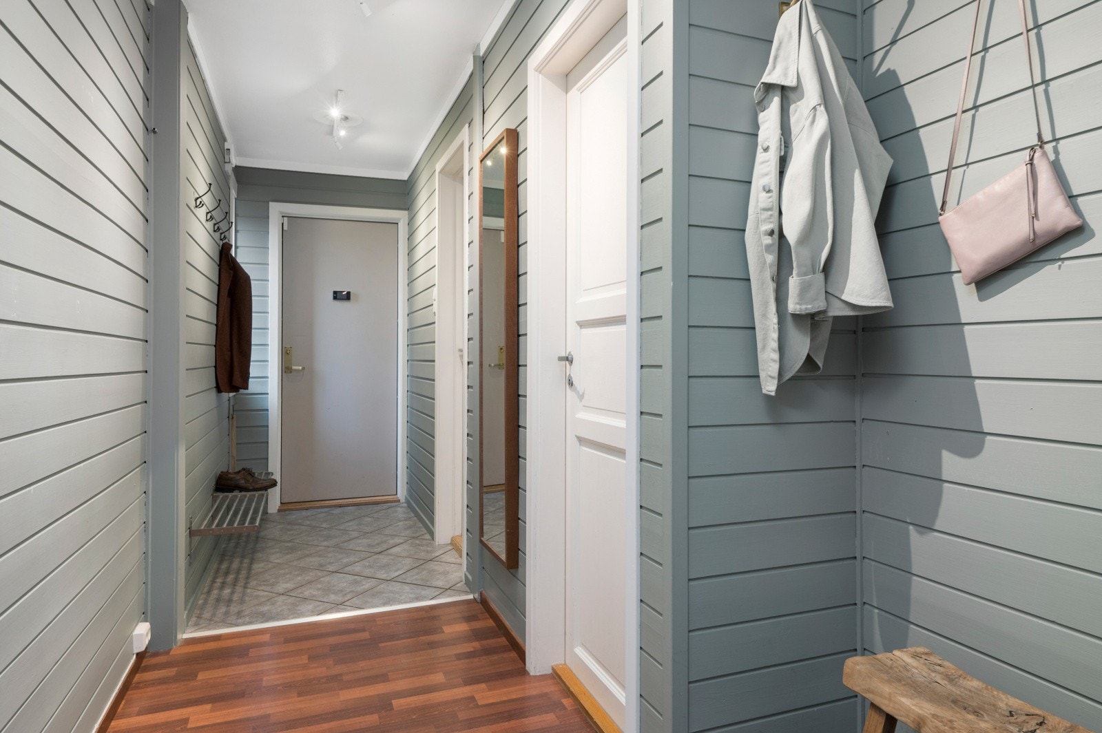 Gang sett mot entré, samt bad og vaskerom. Galleribilde