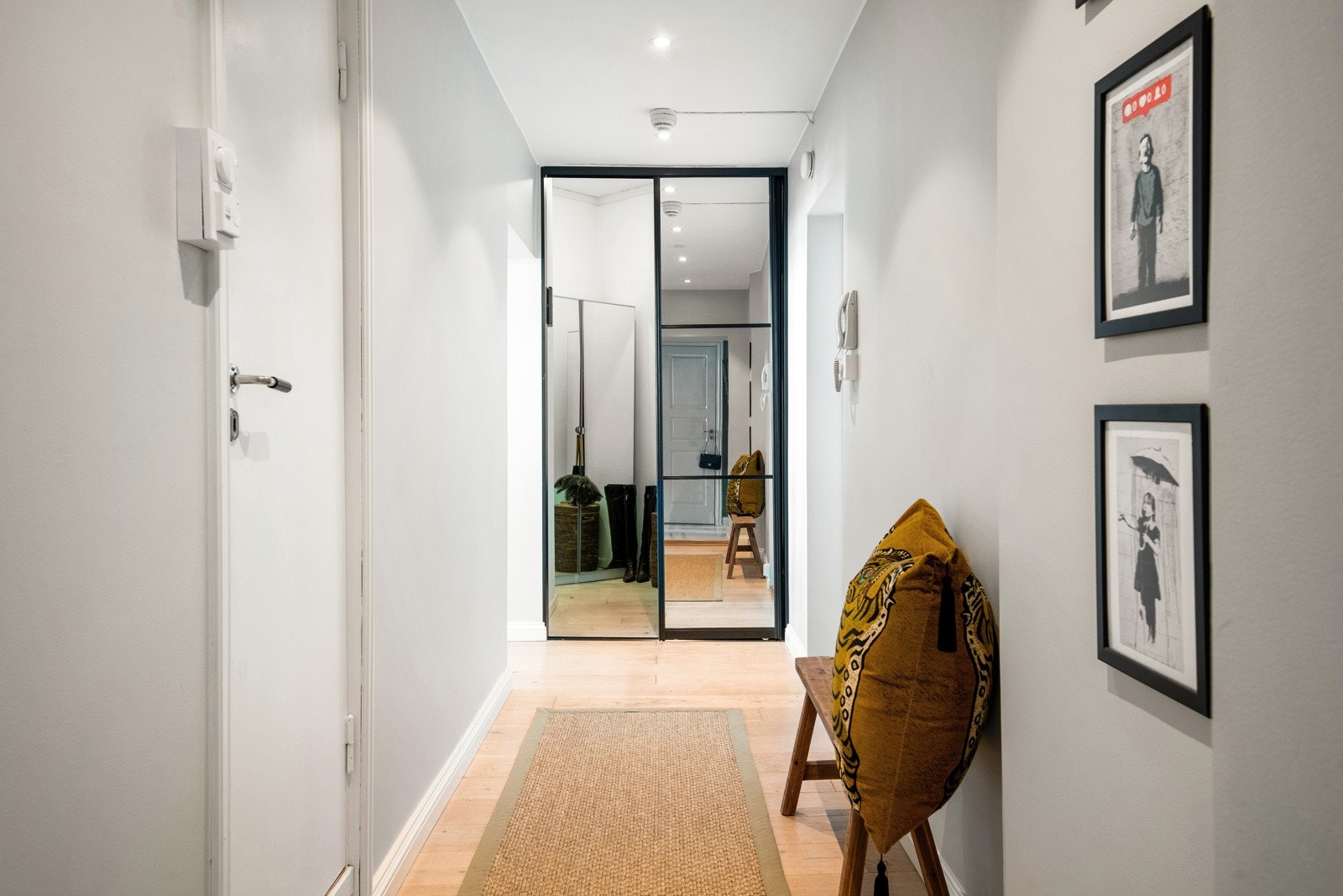 Når du kommer inn i leiligheten møtes du av en lys entré. Galleribilde