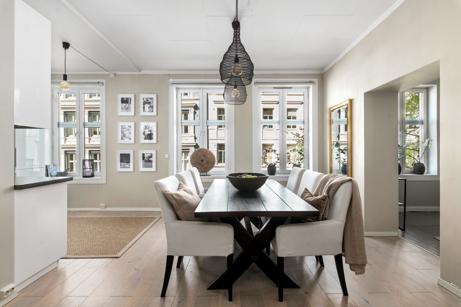 Delikat og sjarmerende 3-roms leilighet med klassiske detaljer! Galleribilde