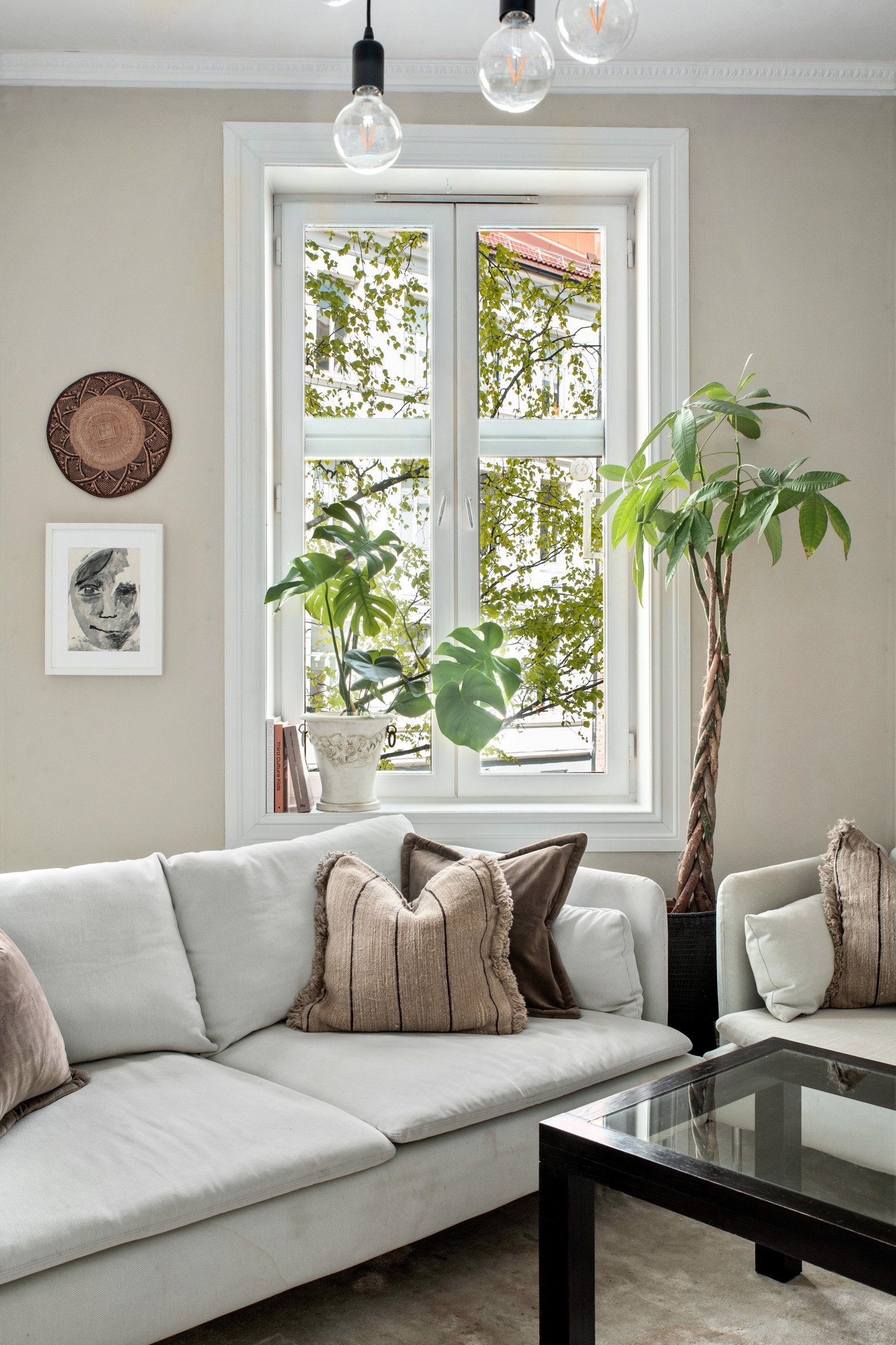 Det er store vindusflater med brede karmer som slipper inn rikelig med naturlig lys i boligen. Galleribilde