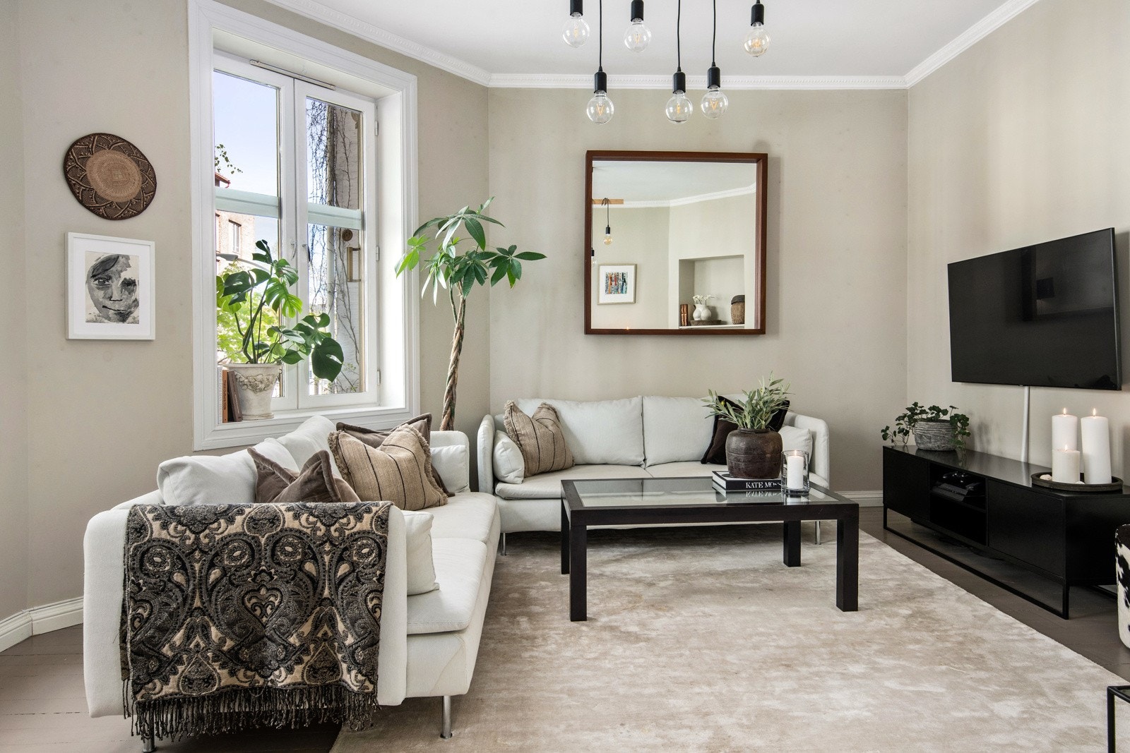 Stuen er lys og romslig i et nymalt fargevalg fra 2022. Galleribilde