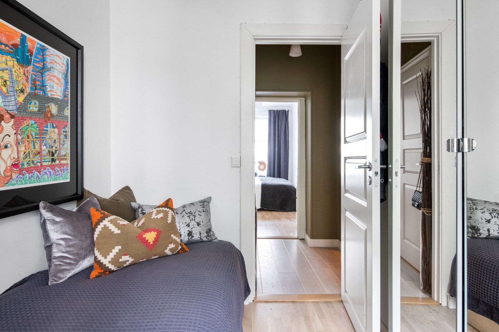 Det andre soverommet har plass til seng, kontorpult og garderobeskap. Galleribilde