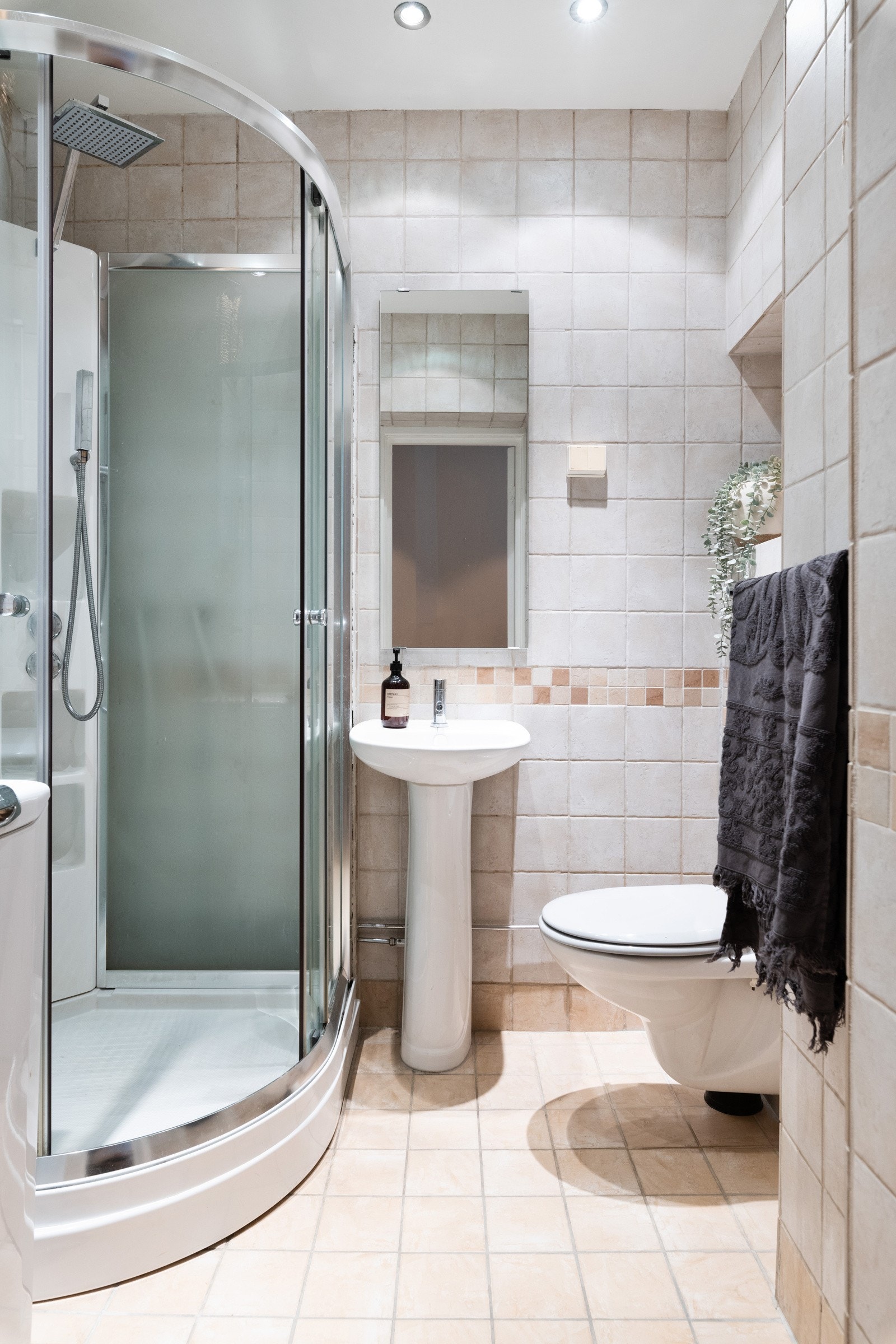 Videre er det opplegg for vaskemaskin, så her har du alt du trenger på baderommet. Galleribilde