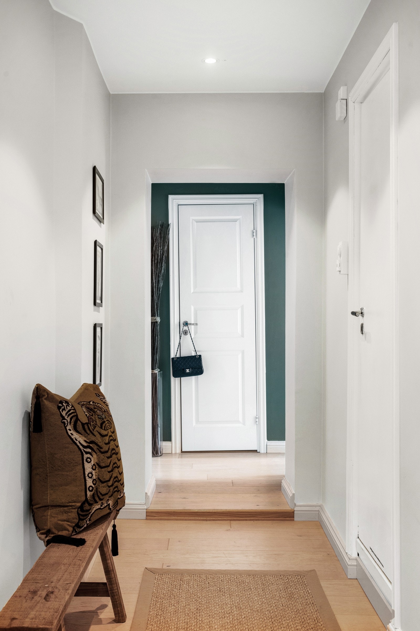 Du har naturlig plass til en kommode/skohylle og rikelig med plass til knagger for å henge av deg yttertøy. Galleribilde