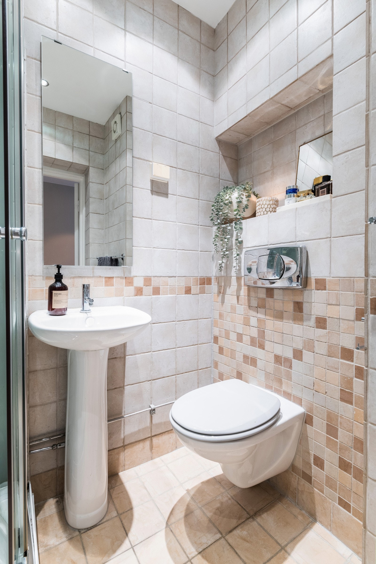 inneholder servant, speil, vegghengt toalett og dusjkabinett. Galleribilde