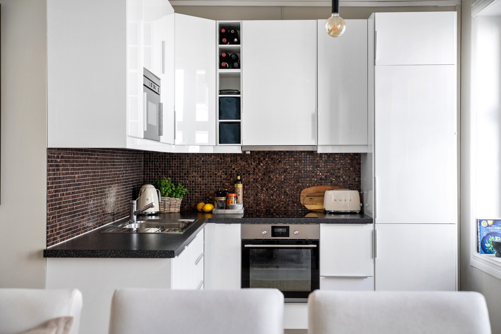 Tidsmessig og stilrent kjøkken fra 2016 som har innredning med hvite og glatte fronter, samt benkeplate i laminat. Galleribilde