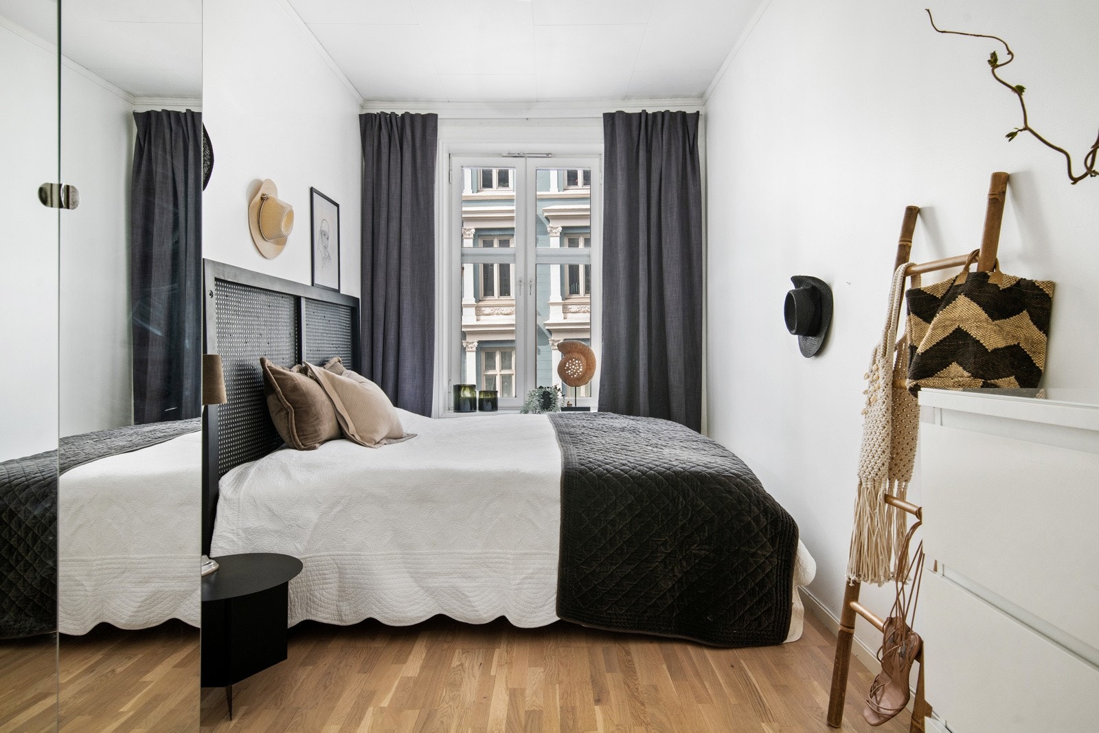 Hovedsoverommet er romslig og har malte overflater i nøytrale farger. Galleribilde