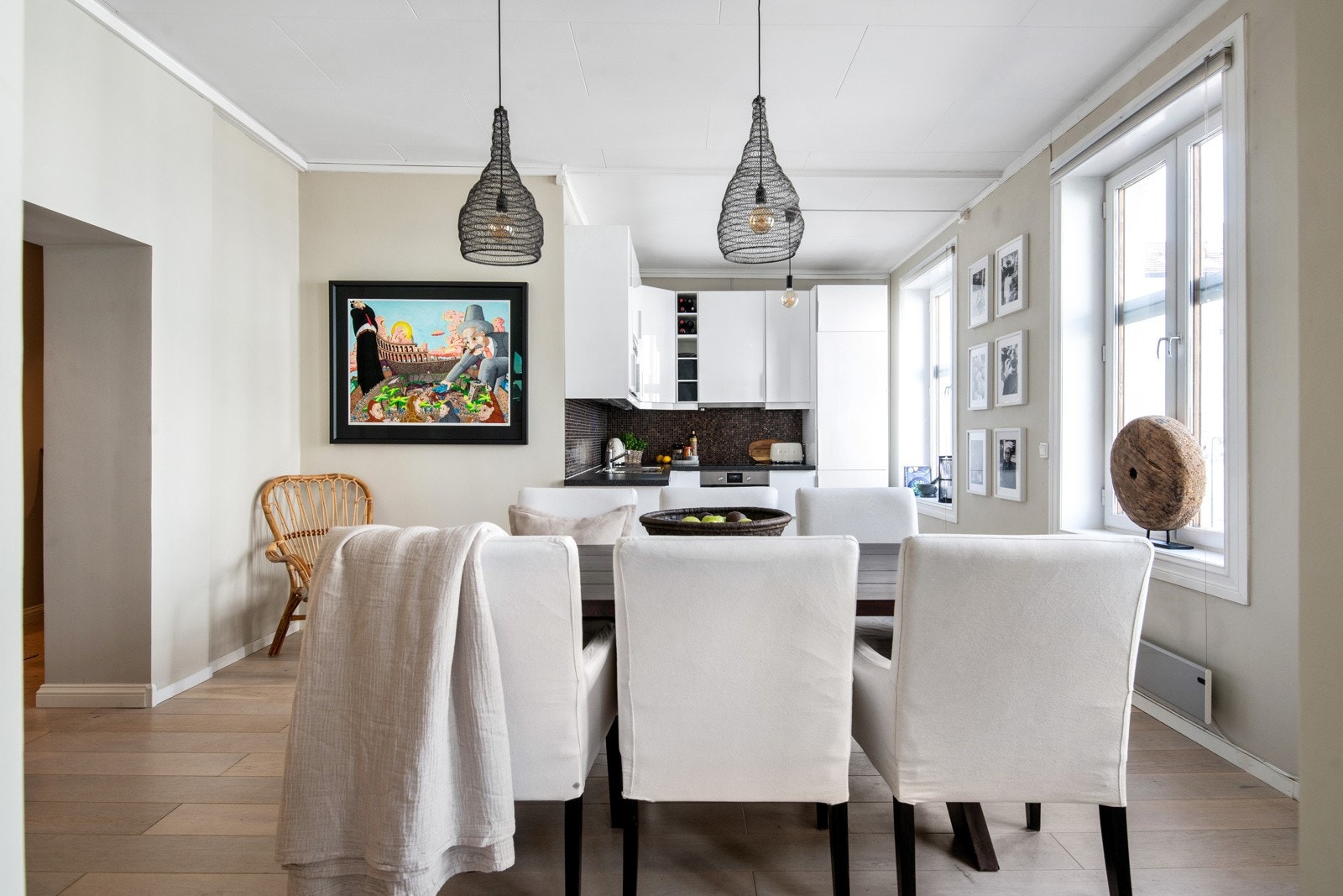 Overflatene er malt i tidløse farger og på gulv er det lagt en parkett. Galleribilde