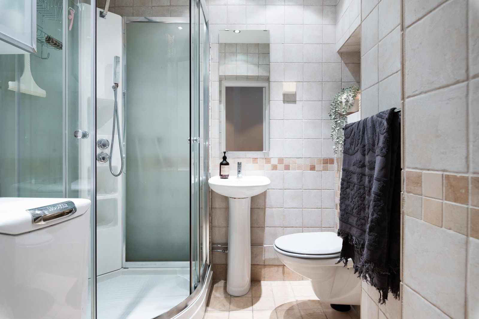 Tidløst og flislagt baderom med behagelig gulvvarme som ble pusset opp i 2006. Galleribilde