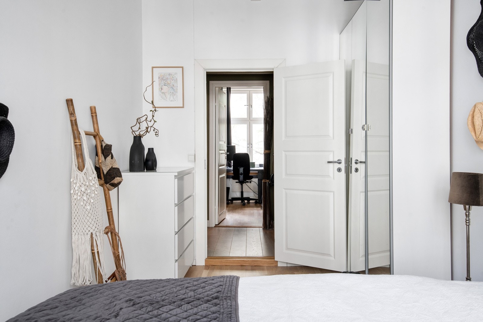 Her er det god plass til dobbeltseng, nattbord på hver side, garderobeskap og øvrig møblement. Galleribilde