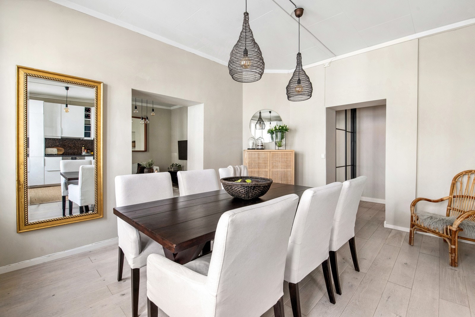 På kjøkkenet er det god plass til et spisebord for hyggelige middager med venner eller familie. Galleribilde