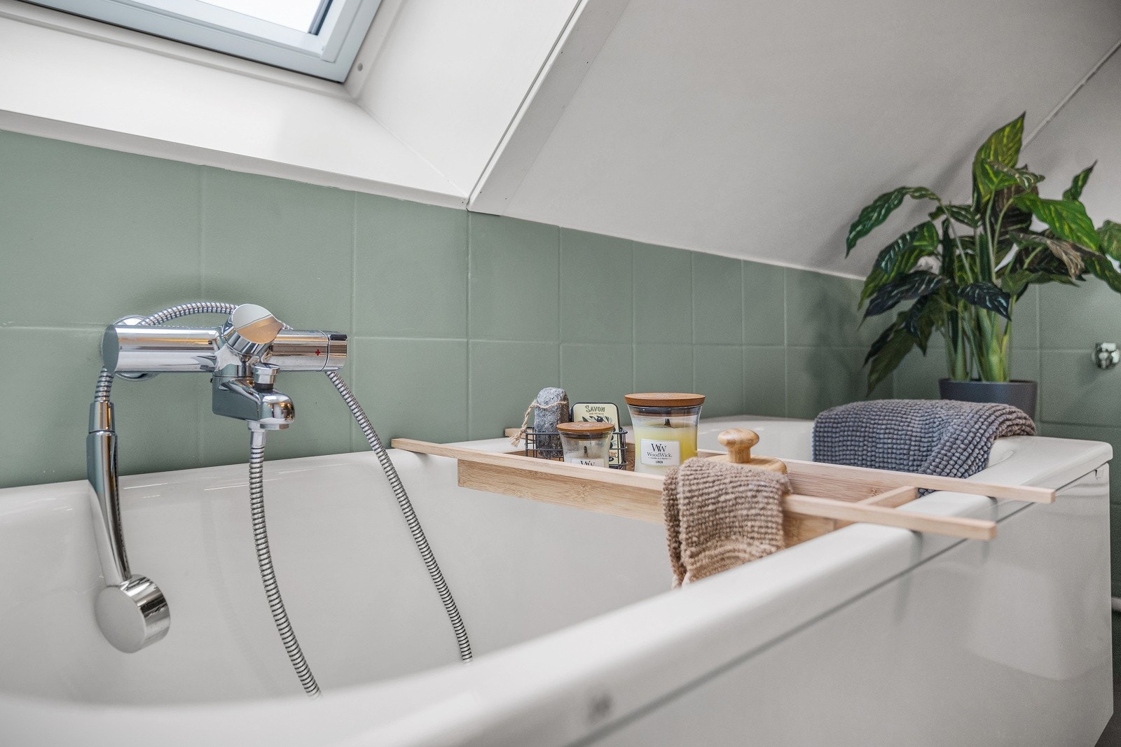 Badet inneholder toalett, badekar og servant med innredning. Galleribilde