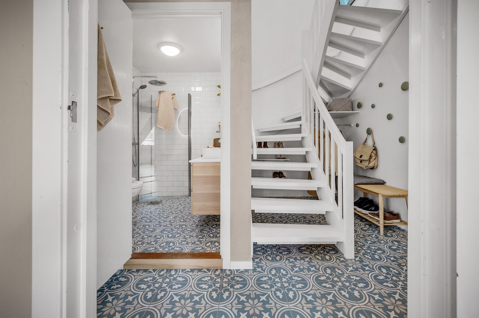 I trappegangen ble det lagt nye fliser på gulvet og designpuss på vegg i 2020, begge deler utført av fagfolk. Galleribilde