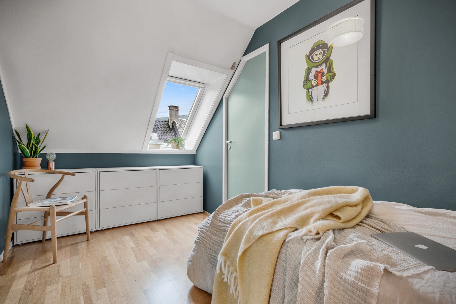 Soverom 2 har et areal på 7,4 m² og her er 3-stav parkett Galleribilde