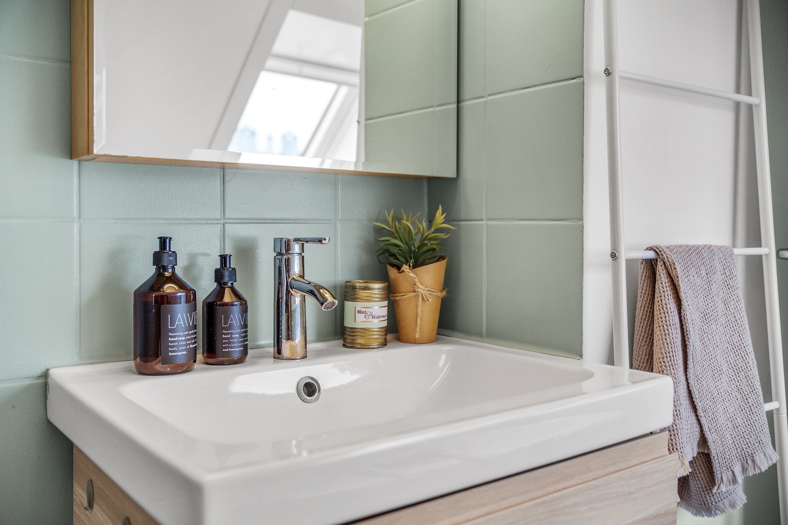 Bad på loftet er på 3,6 m² og har keramiske fliser på gulv og vegger. Galleribilde