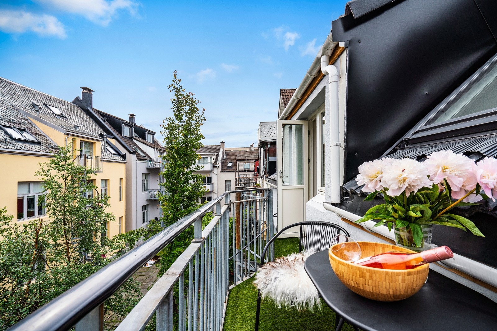 Med utgang fra stuen er det en sørvendt balkong på 4,3 m² med utsikt over bakgården og nærområdet. Galleribilde