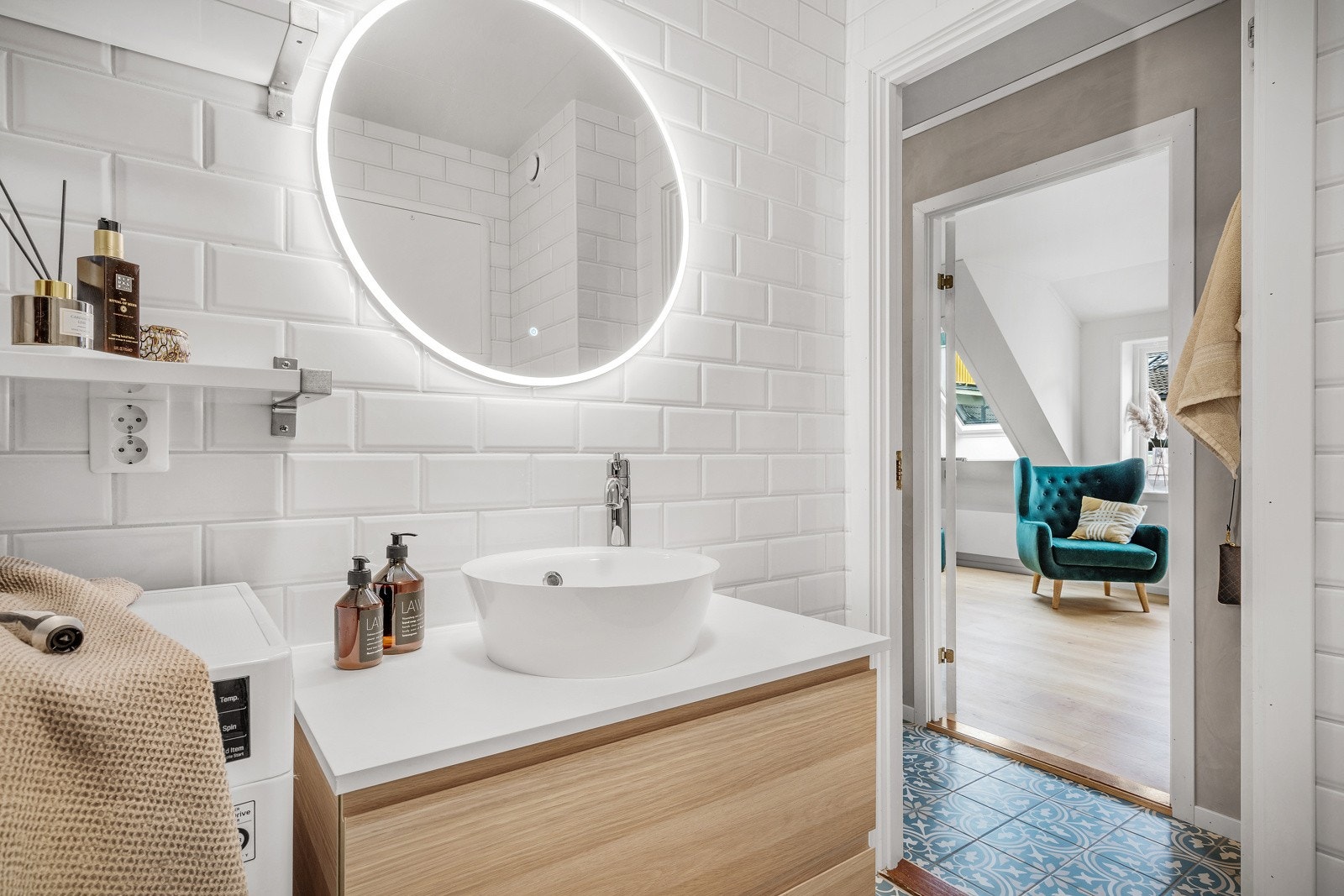 Moderne fliser på bad med flott innredning og god belysning i speil Galleribilde