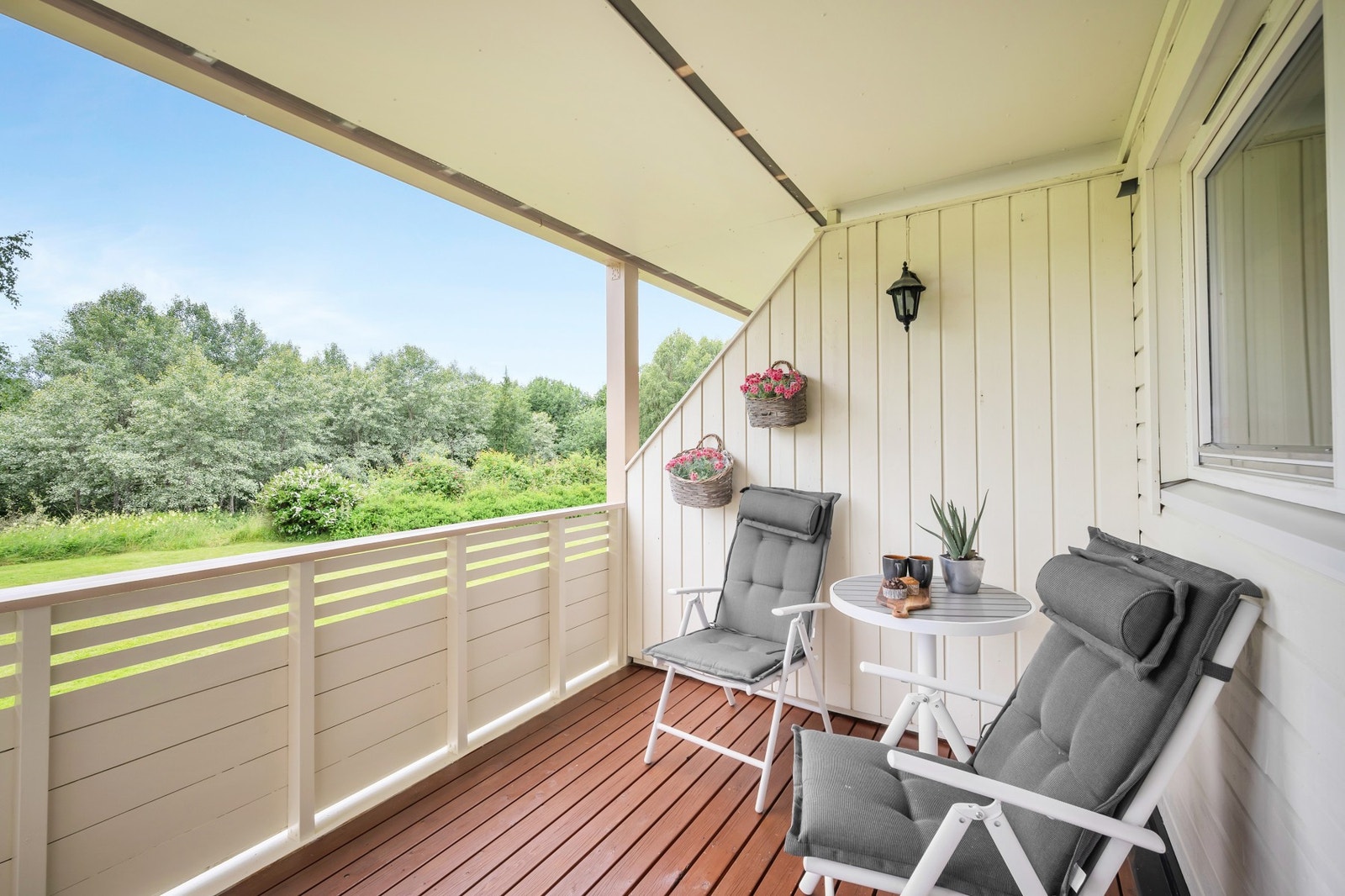 Fra stuen er det utgang til vestvendt balkong. Her sitter man helt usjenert til med utsikt mot friareal - her slipper man å se rett inn i ei naboblokk! Galleribilde