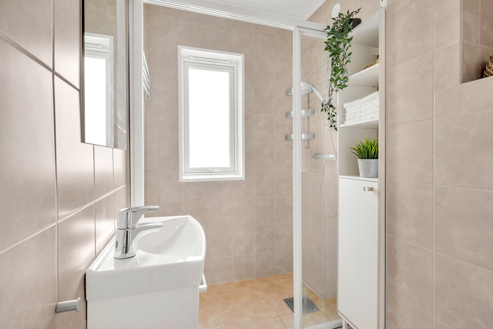 Lekkert bad fra 2012 med flislagte flater og varmekabler i gulv. Galleribilde