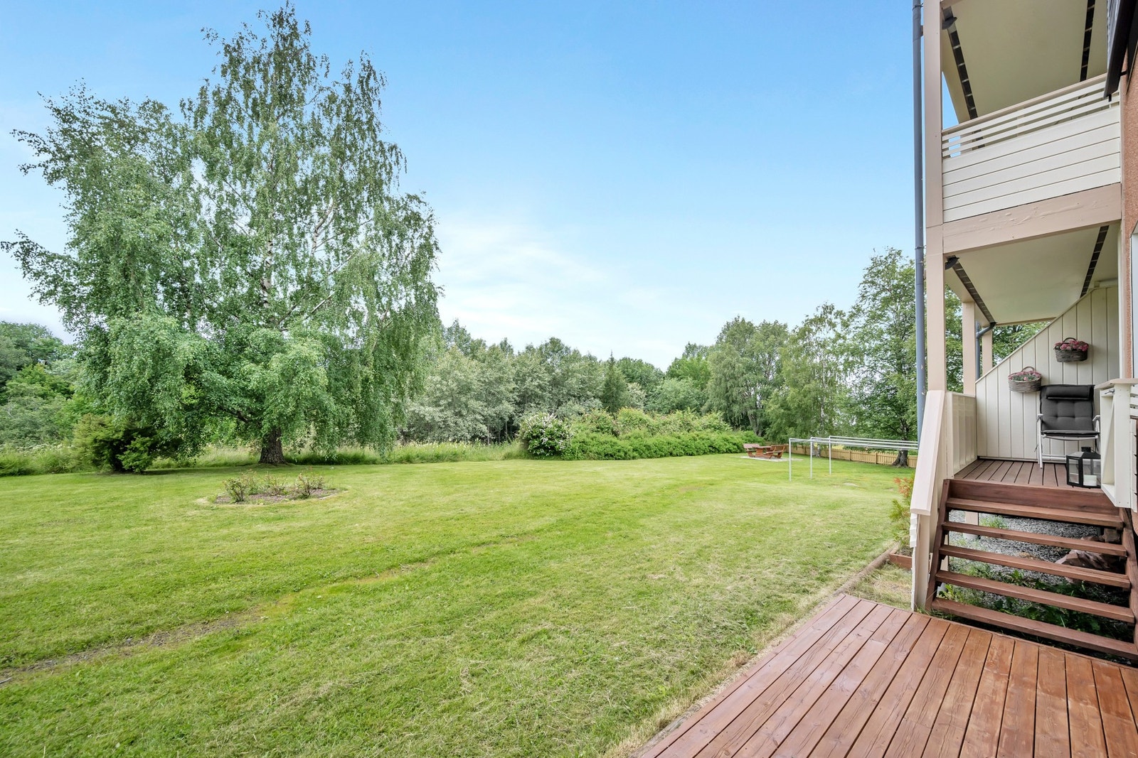 Fra balkong er det direkte nedgang til plen og terrasse, som for øvrig er fra 2017. Galleribilde