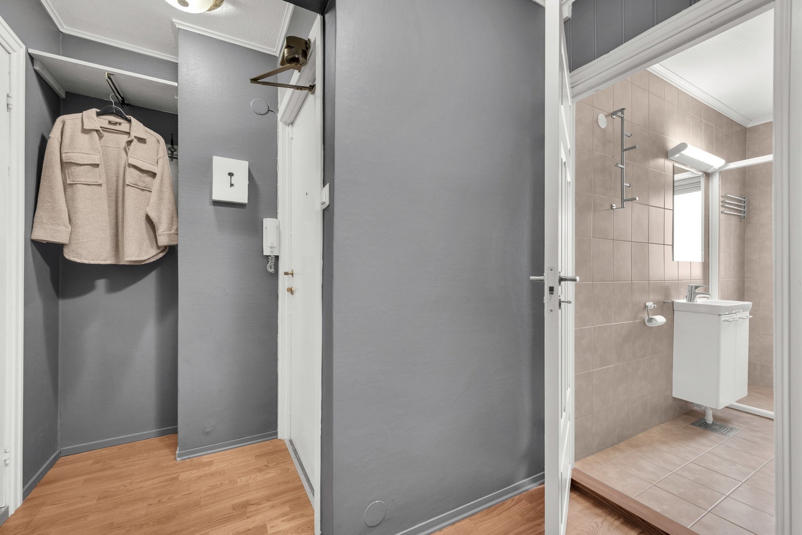 Entré med callinganlegg. Sikringsskapet er lokalisert utenfor ytterdør og er oppgradert med automatsikringer. Galleribilde