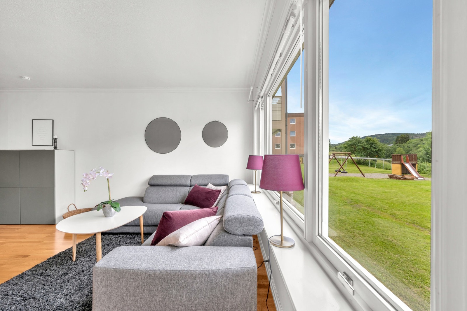 Store vindusflater gir et godt lysinnslipp og bidrar til en god romfølelse. Galleribilde