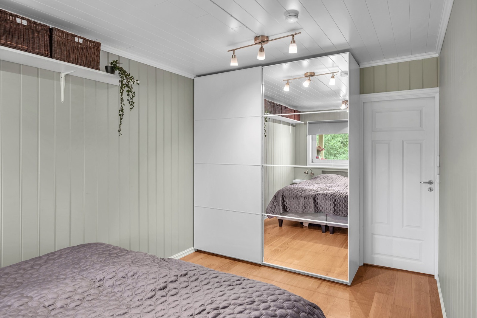 Her har man god plass til både stor dobbeltseng og garderobeløsninger. Galleribilde