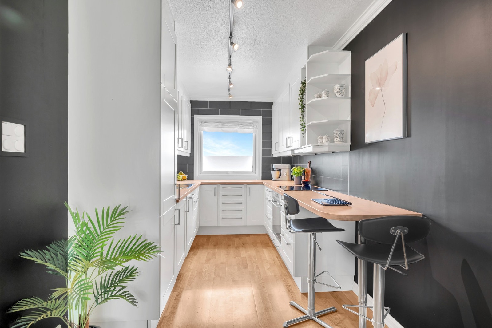 Flott kjøkken fra 2013 med mye skap- og benkeplass, i tillegg til barløsning. Galleribilde