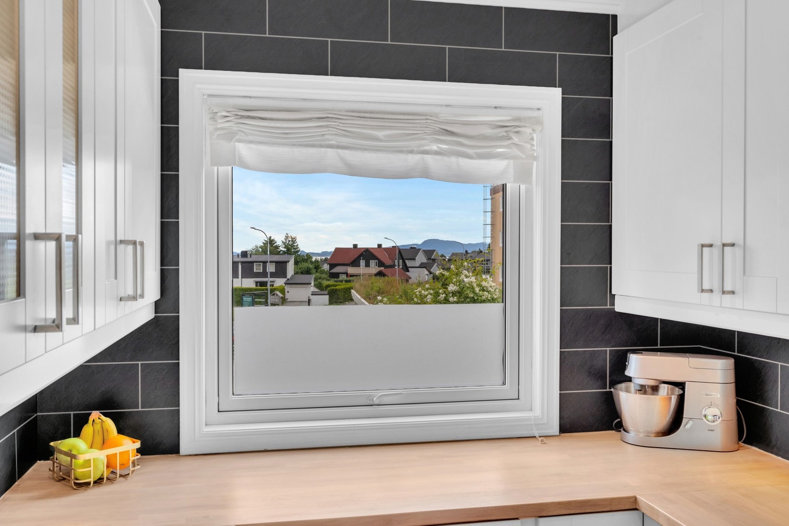 Både TV/ internett (fiber) og kommunale avgifter er inkludert i felleskostnadene. Galleribilde