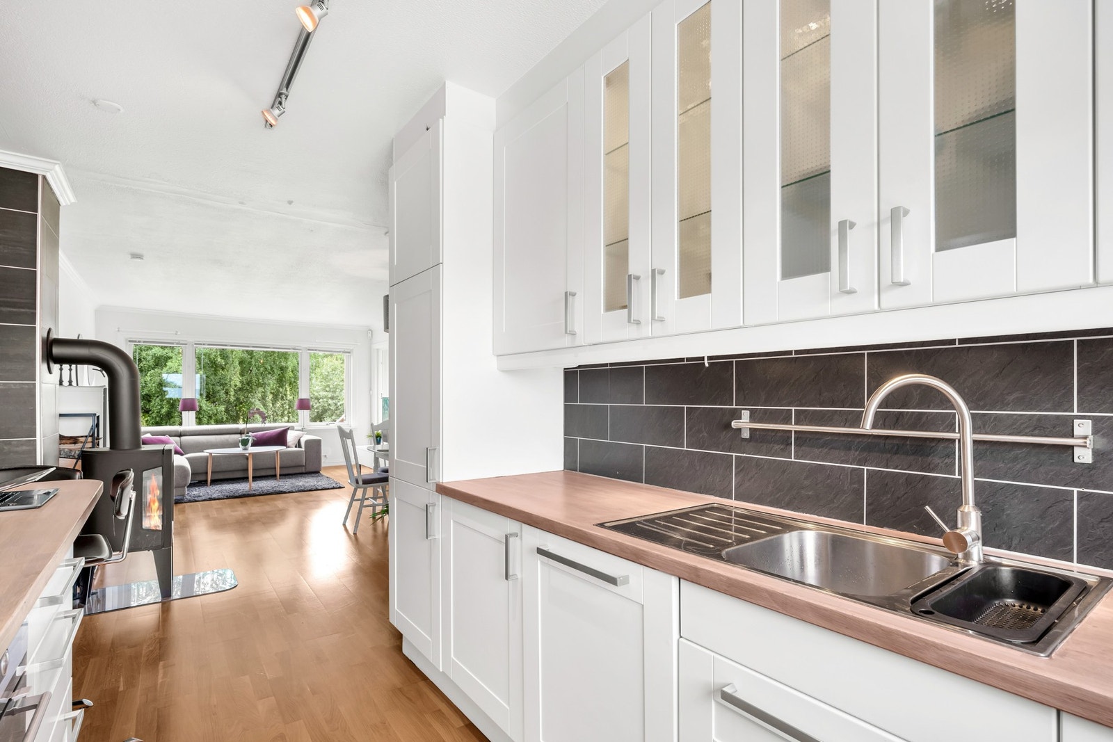 Man har et herlig gjennomlys på kjøkken og stue. Oppvaskmaskinen er ny fra 2021. Galleribilde