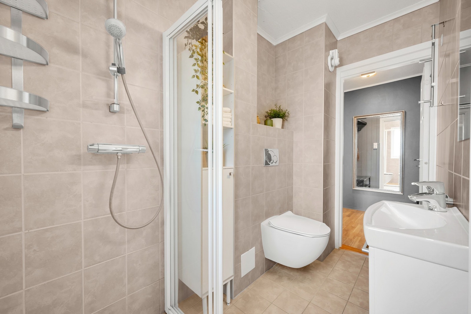 Stor dusjnisje, vegghengt WC og moderne innredning. Galleribilde