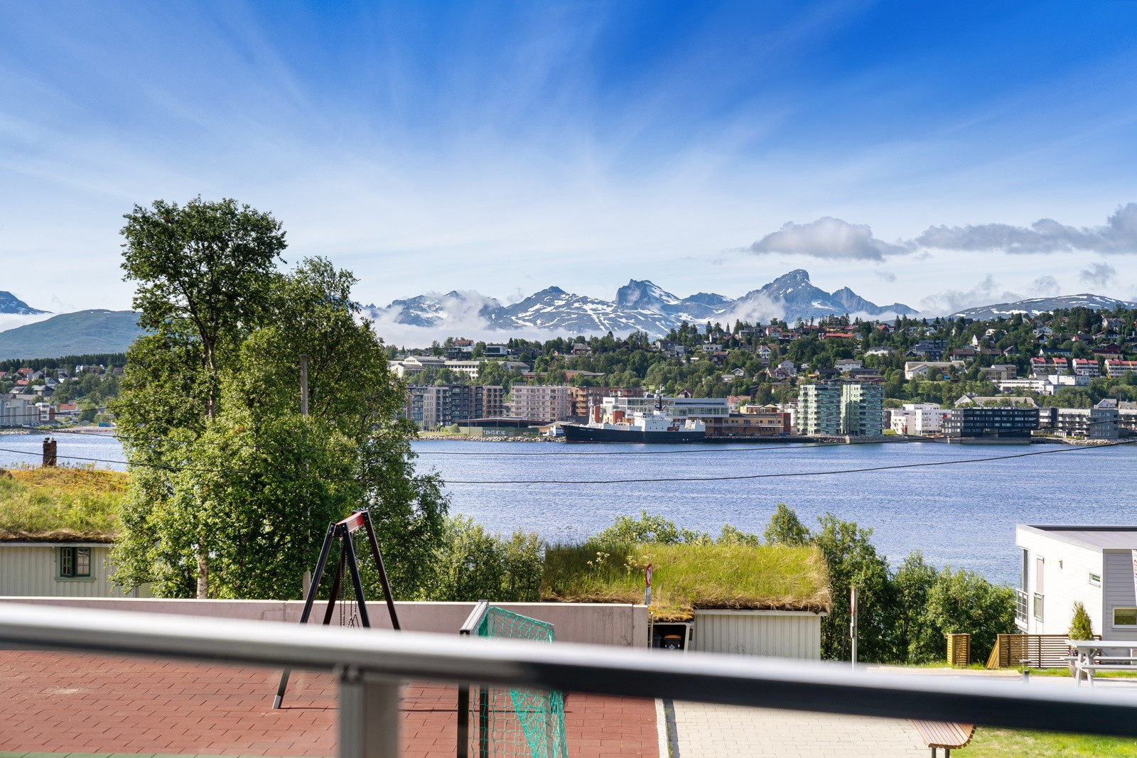 Flott utsikt mot Tromsøya og majestetiske fjell på Kvaløya!