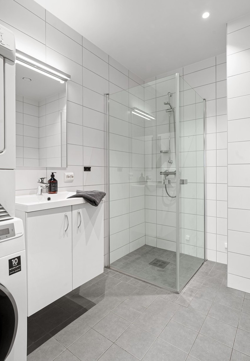 Badet er romslig med stort dusjhjørne.
