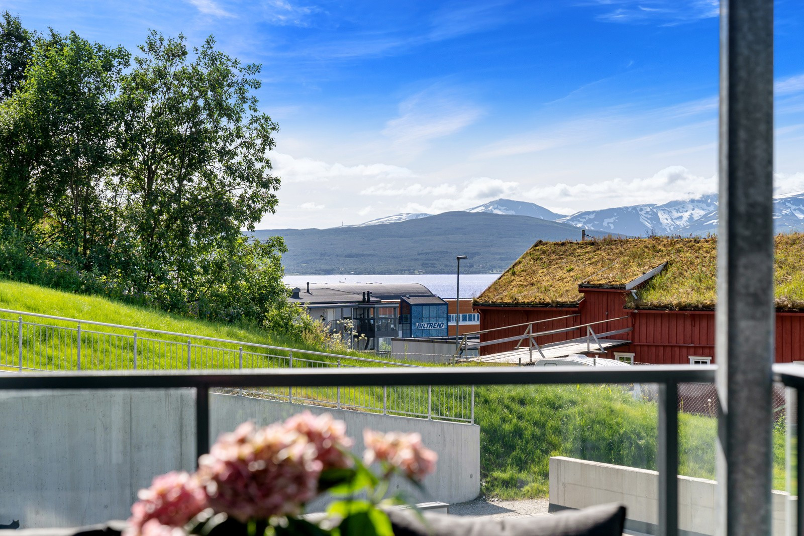 På balkongen har du god plass til utemøbler, grill og beplantning!
