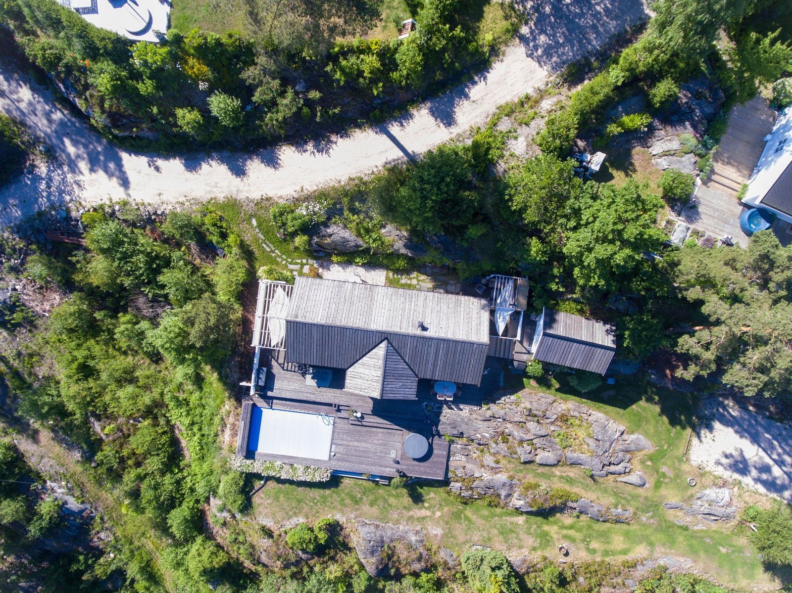 Hyttene kan bebygges inntil BYA = 100m2. Det tillates også bod på inntil BYA=15 m² Galleribilde