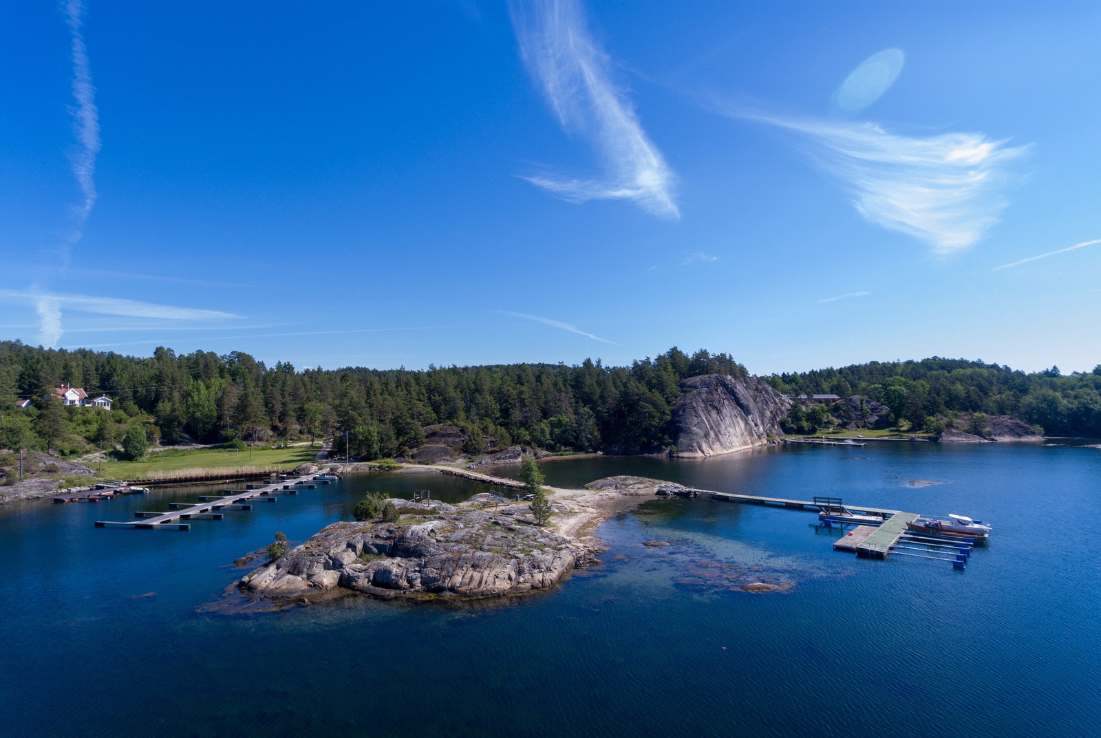 En liten rusletur unna tomteområdet, halvveis mot ferjeleiet ligger en badeplass og ball løkke Galleribilde