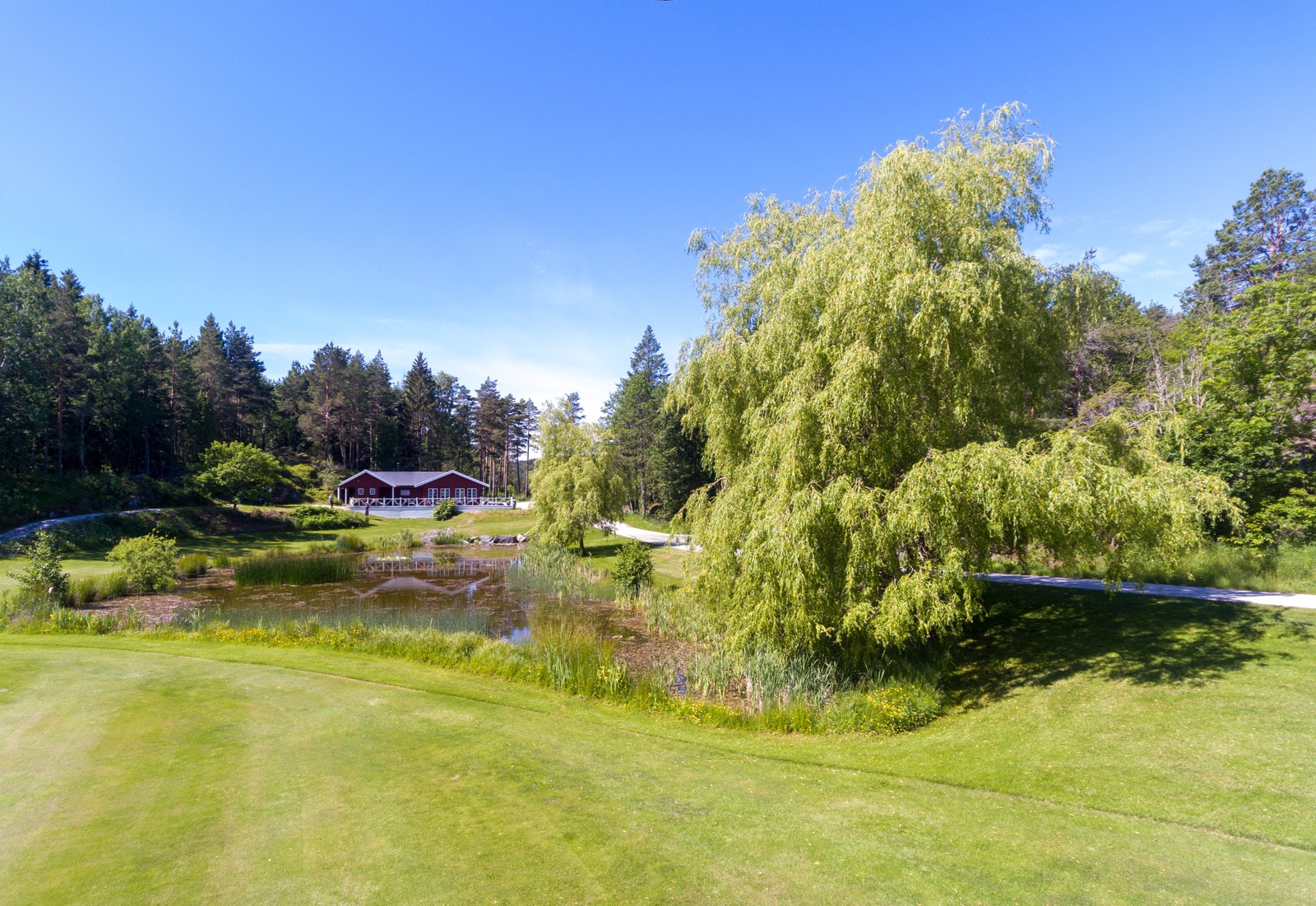 Rett ved tomteområde ligger øyas egne private 9 hulls golfbane Galleribilde