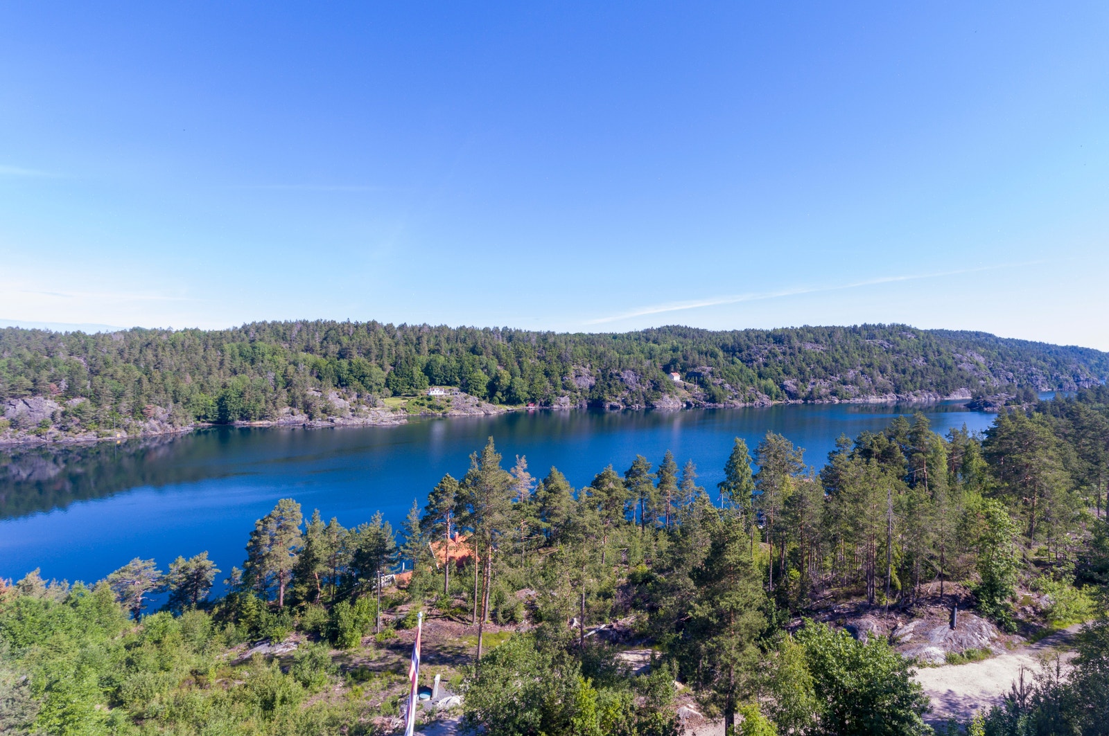 Området har flott utsikt mot Langåresund og båt trafikk Galleribilde